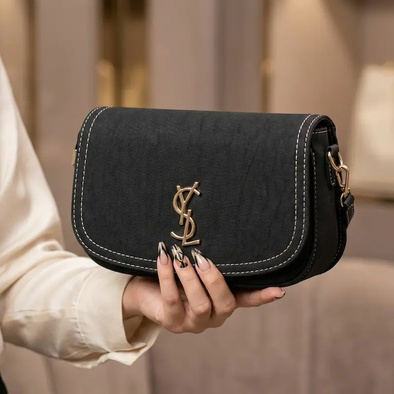 کیف دستی و دوشی مشکی طرح YSL مدل پاسپورتی