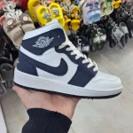 کتانی ساق‌ دار Air Jordan 1 Mid با ترکیب رنگ سفید و سرمه‌ای