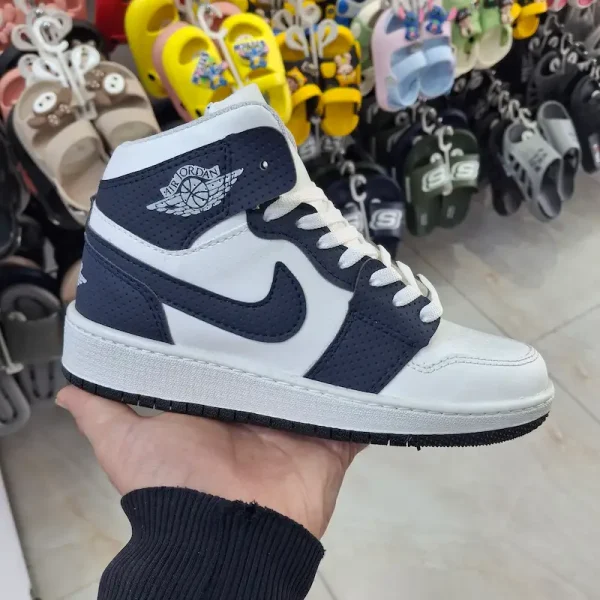 کتانی ساق‌ دار Air Jordan 1 Mid با ترکیب رنگ سفید و سرمه‌ای